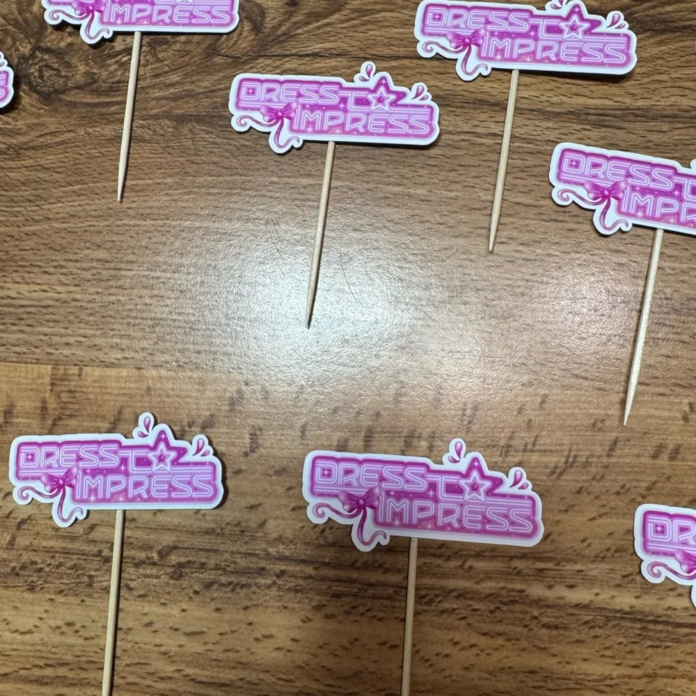 Dti dress to impress girls Roblox logo cupcake toppers